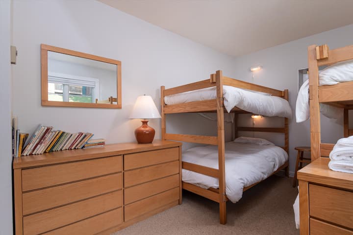 - Chumba cha kulala chenye starehe kilicho na vitanda vya ghorofa vya mbao kwa ajili ya watoto au marafiki   - Dirisha angavu huleta mwangaza wa asili wa mchana na mandhari   - Mpangilio mzuri kwa ajili ya sehemu za kukaa za familia huko Lincoln NH