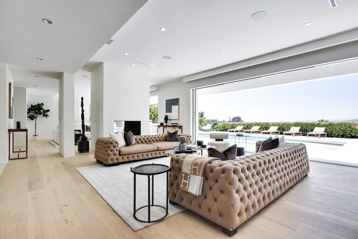 Vista Modern gallery image 2