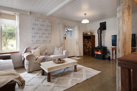 Edessa Lodge - 2 bedroom tranquil bush retreat