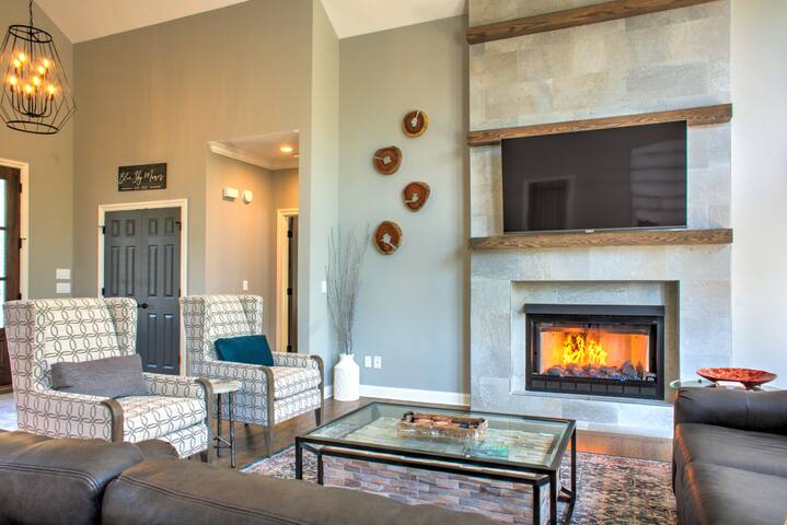 Luxury Retreat w/ Hot Tub,Game Room +Biltmore Pass gallery image 5