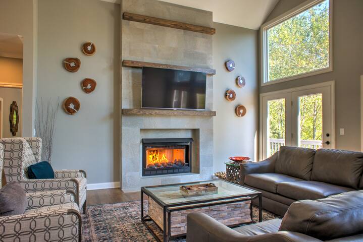 Luxury Retreat w/ Hot Tub,Game Room +Biltmore Pass gallery image 4