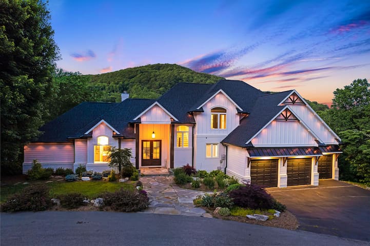 Luxury Retreat w/ Hot Tub,Game Room +Biltmore Pass