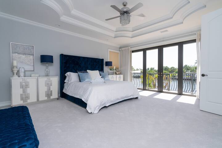 5 Bedroom Luxe Villa on Deep Water Intracoastal gallery image 3