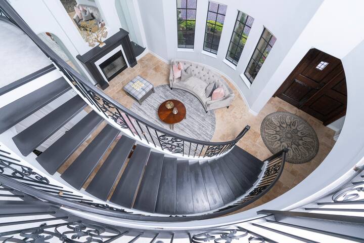 5 Bedroom Luxe Villa on Deep Water Intracoastal gallery image 2