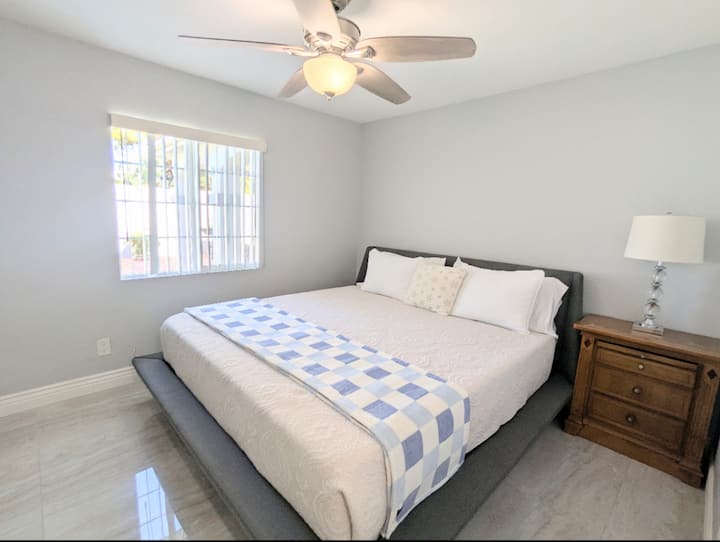 Accogliente seconda camera da letto con comodino e vista dalla finestra