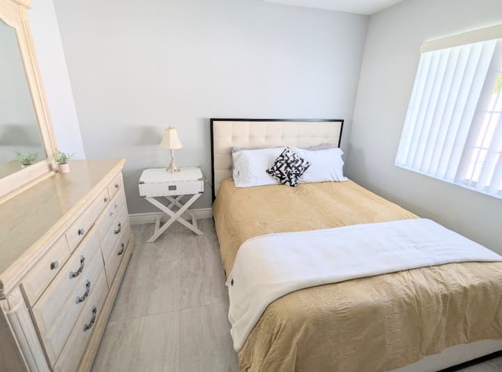 Elegante terza camera da letto con ampio spazio di archiviazione 