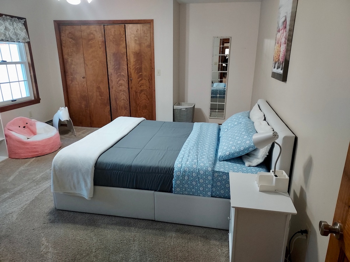 חדר שינה מס '3: מיטת קינג סייז עם טלוויזיה 50אינץ'. (ממוקם למעלה)