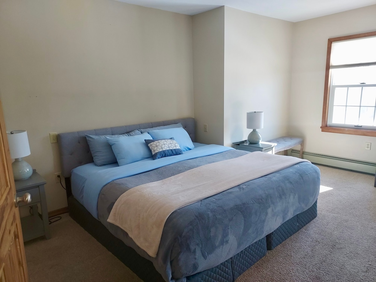 חדר שינה מס '2: כולל מיטת קינג סייז ומיטת קומתיים בגודל מלא. 