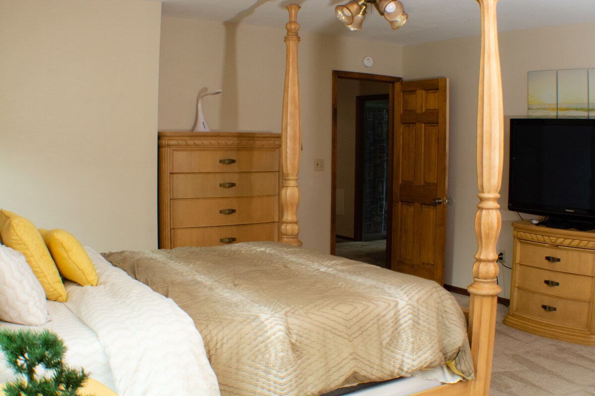 חדר שינה מס '4: מיטת קווין סייז עם טלוויזיה 50אינץ'. (ממוקם למעלה)