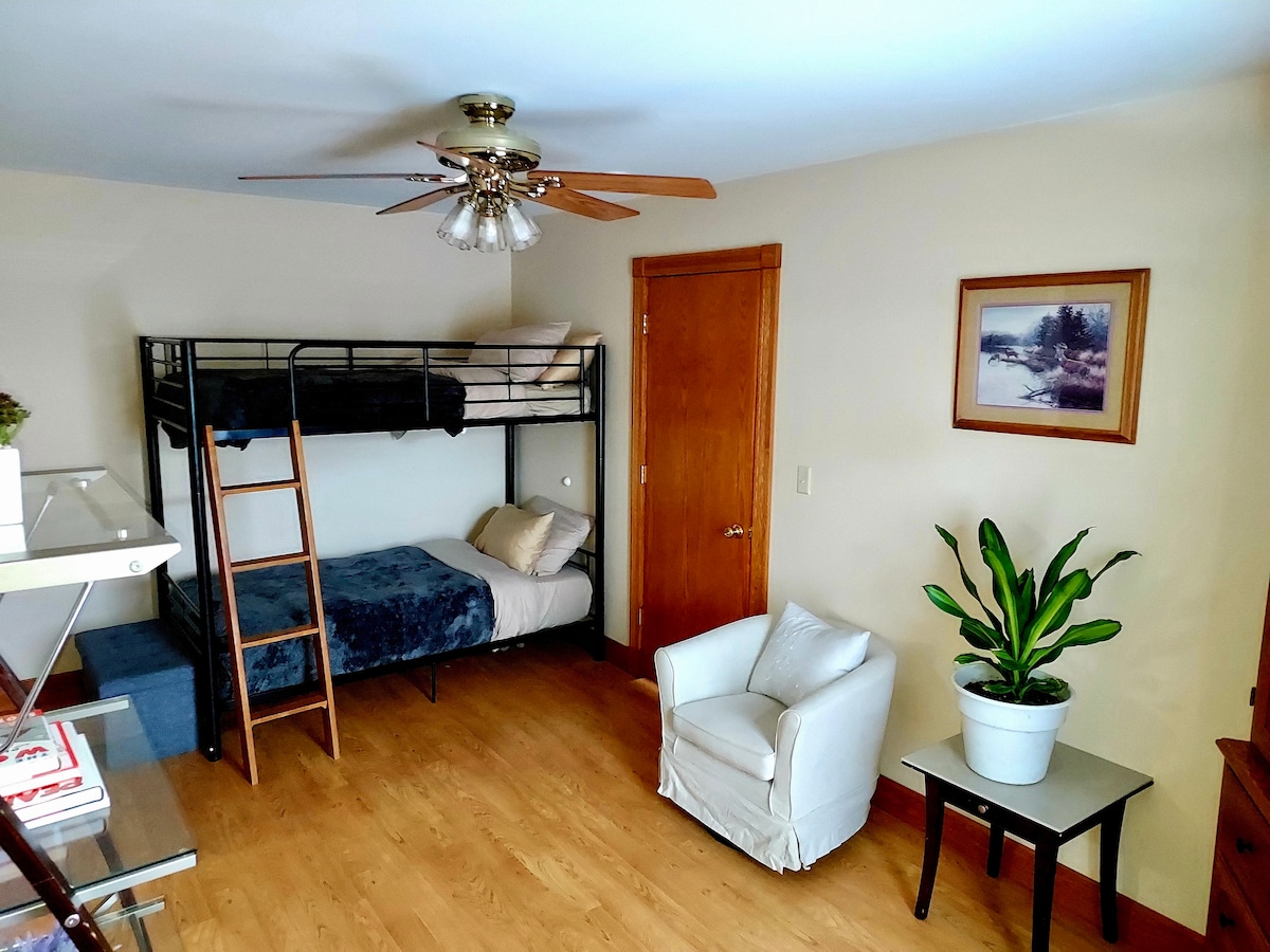 חדר שינה מס '6: מיטת קומתיים זוגית. (ממוקם בקומה הראשית)