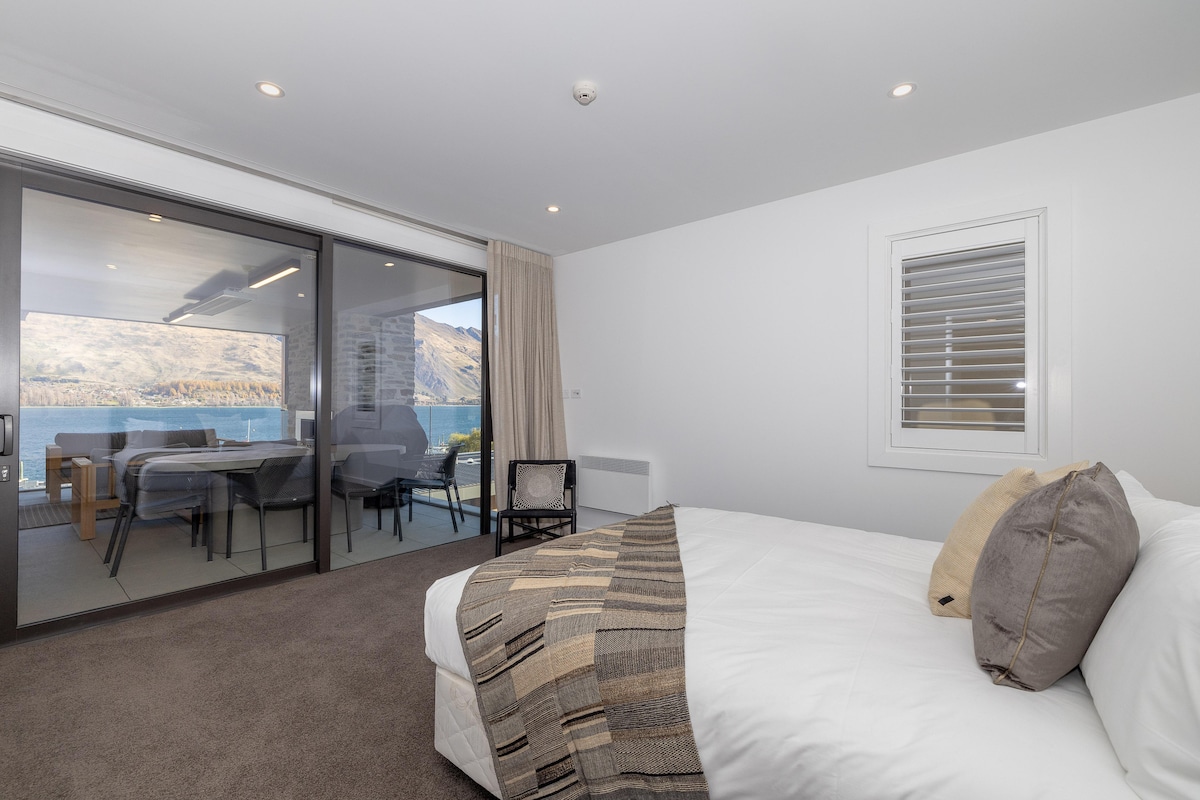 Спалня 1 има суперголямо двойно легло и плъзгаща се врата към зоната на балкона