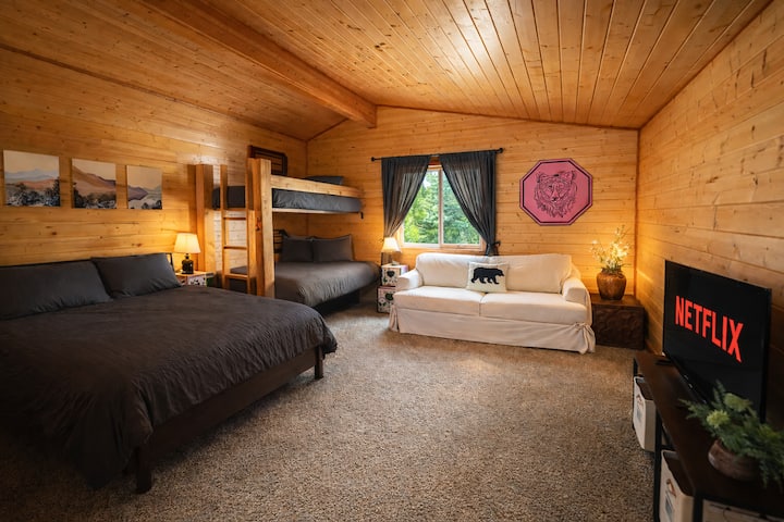 Отпуснете се в уютната си дървена хижа с удобни легла, телевизор с Netflix и топла дървена обстановка, която прави всяка вечер като у дома.