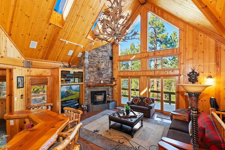 Waterview Retreat: Hot Tub! Pool Table! Theater! - Big Bear Lake, CA