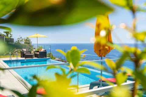 Luxury villa for 6 to 8 people, full ocean view