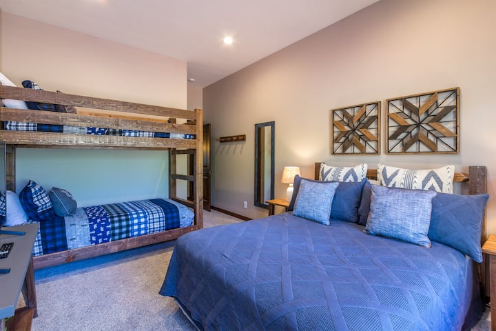 Habitación con cama de matrimonio y litera