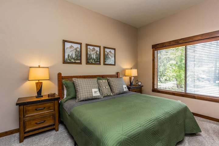 Dormitorio con cama king