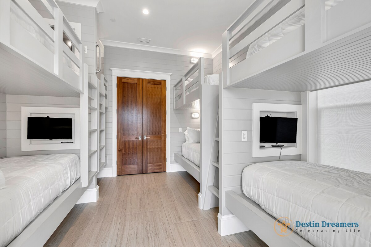 غرفة بطابقين في الطابق الأول