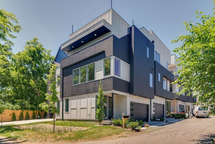 Stylish 4Bed Retreat with Rooftop, Garage, Peloton