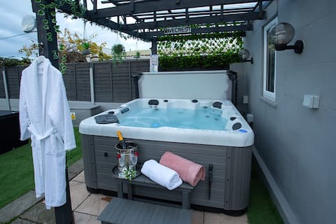 Hot tub & Games Room Open Fire Garden Sleeps 2 - 8