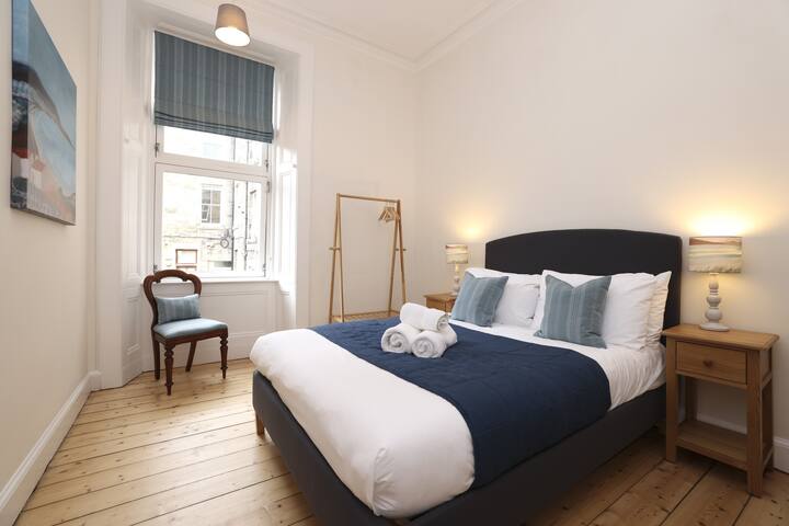 ALTIDO Elegant 3-bed flat with views onto Meadows gallery image 4