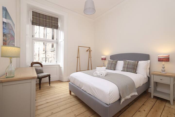 ALTIDO Elegant 3-bed flat with views onto Meadows gallery image 3