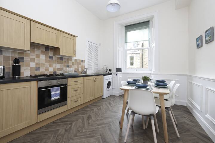 ALTIDO Elegant 3-bed flat with views onto Meadows gallery image 2