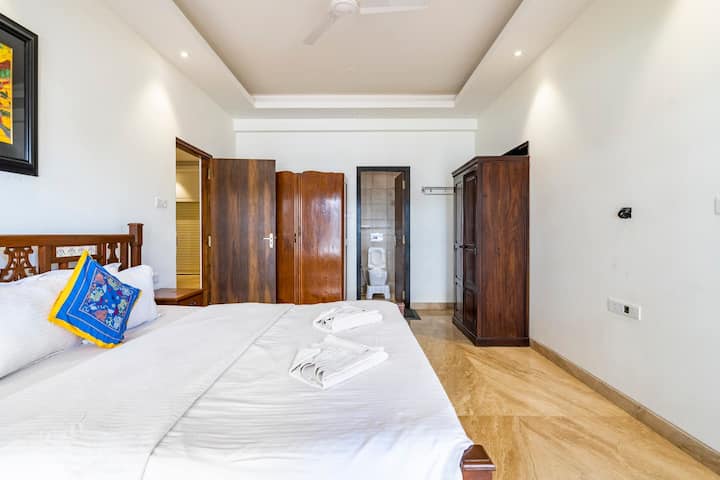 ก้าวเข้าสู่ความหรูหราด้วยห้องนอนที่มีระเบียงส่วนตัวซึ่งมีวิวที่เงียบสงบและการออกแบบที่ซับซ้อนมาบรรจบกันเพื่อการพักผ่อนที่สมบูรณ์แบบ