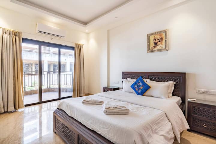 ตื่นขึ้นมาพบกับวิวที่สวยงามในห้องนอนหรูหราพร้อมระเบียงส่วนตัวที่ออกแบบมาให้ทั้งความสงบและความซับซ้อนในทุกรายละเอียด