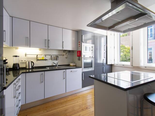 Amazing Penthouse Bairro Alto Duplex Apt gallery image 5