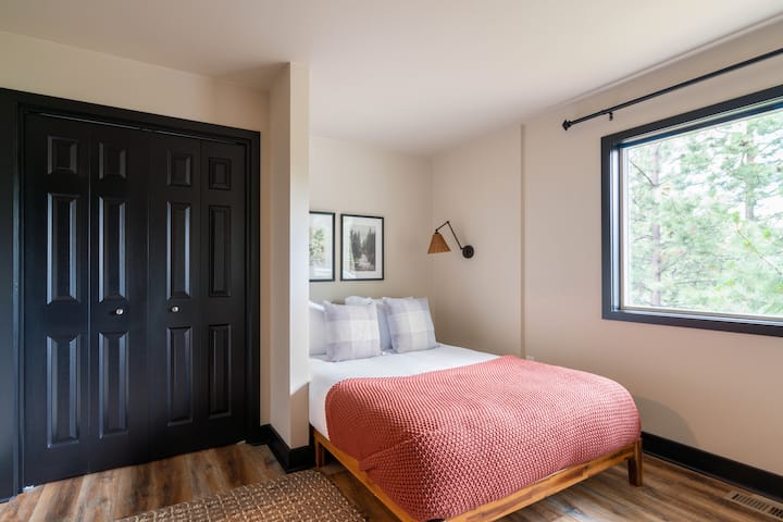 La chambre 4 dispose d'un lit queen size.