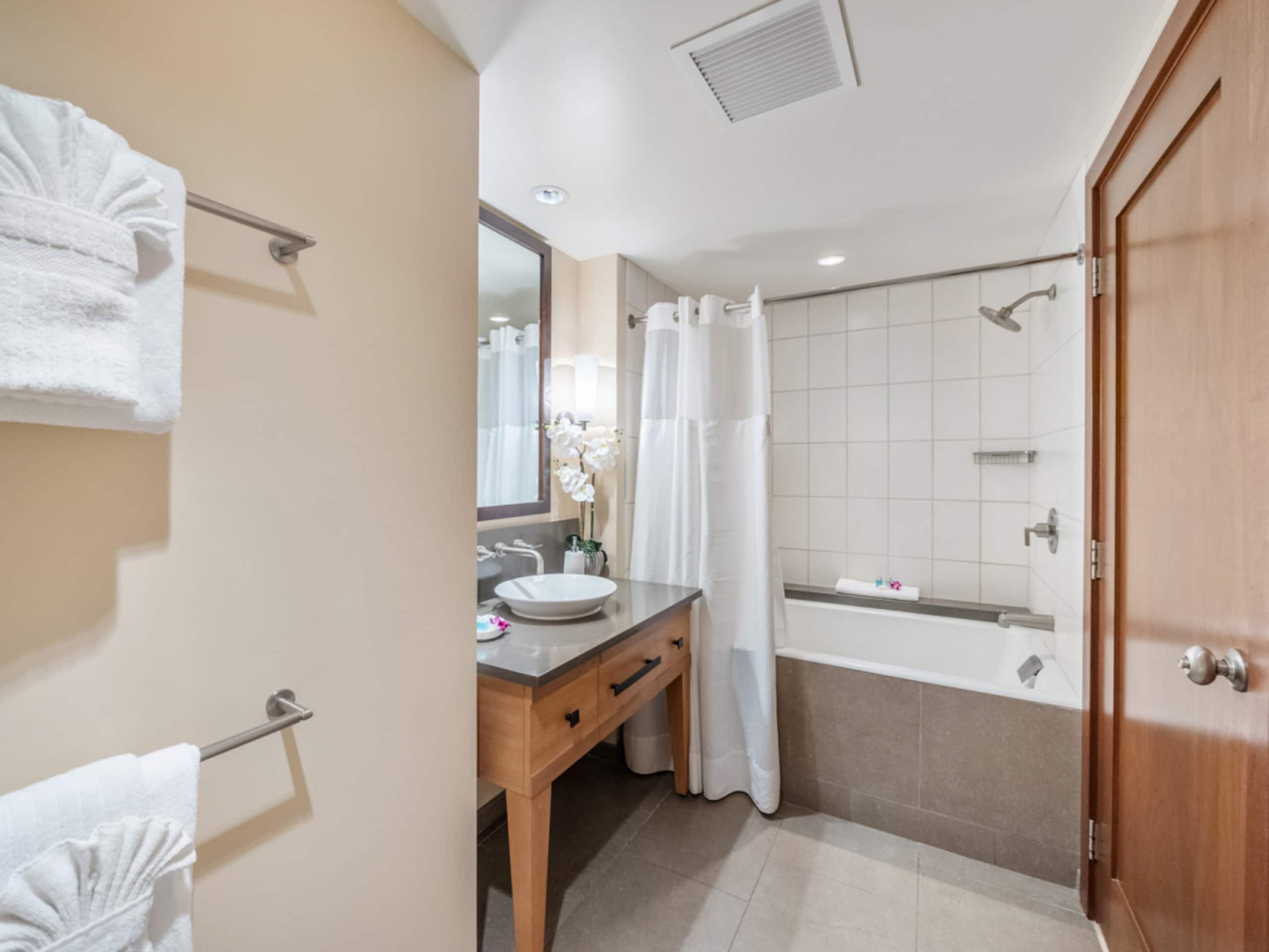 Condo in Kapolei · ★4.75 · 2 bedrooms · 3 beds · 2 private baths - Image 31