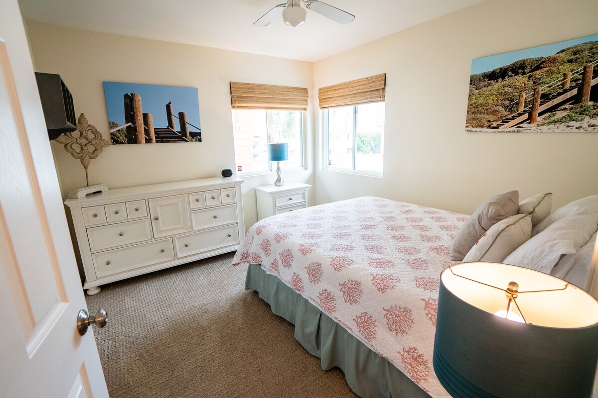 Тази втора спалня има двойно легло. Прозорците гледат към планините. В килера има плажни принадлежности, както и плажни кърпи. 