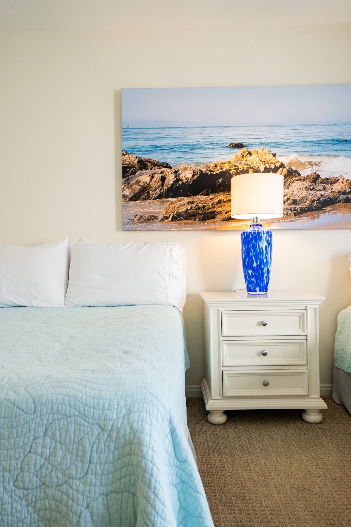 Втората спалня разполага с две големи легла. В килера има много плажни играчки, както и настолни игри, на които да се насладите с приятелите и семейството си.