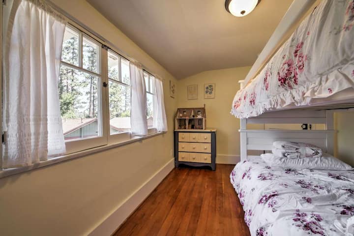 "Chumba cha Wasichana" kilicho na Kitanda cha Twin/Twin Bunk & Trundle