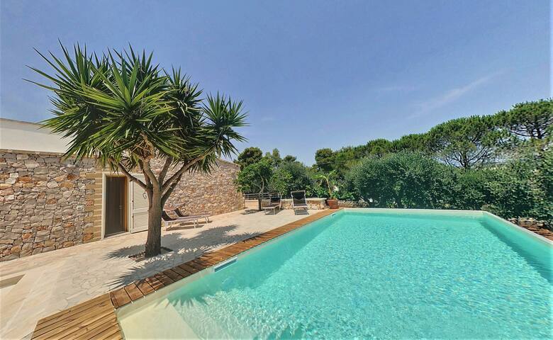 Renovated estate w/ private pool 950m from the sea