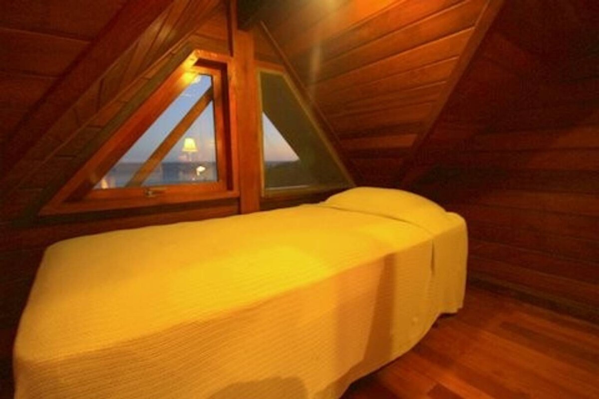 ...na kuandamana na kitanda cha ukubwa wa mapacha katika chumba kikubwa cha kulala juu ya ghorofa!