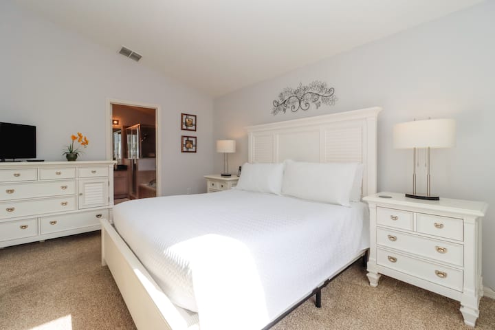 De Elegant King Suite biedt een luxe en ruime retraite, ontworpen met zowel comfort als stijl in gedachten.