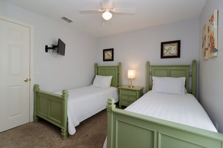 De bedden zijn uitgerust met zacht beddengoed van hoge kwaliteit en zachte kussens, wat zorgt voor een goede nachtrust na een dag vol plezier en verkenning.