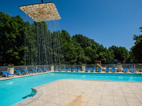 House on holiday park with pool in the Lot