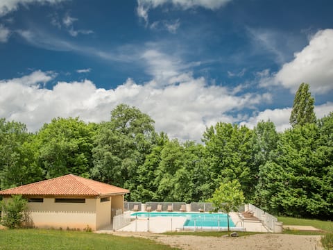 House on holiday park with pool in the Lot