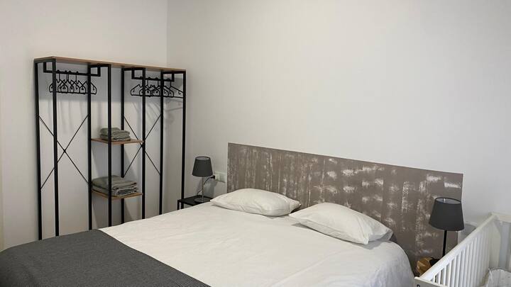 Изглед (от мястото/стаята), детско легло