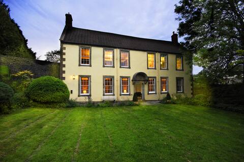 Topside House - Beautiful 7 bedroom house with hottub,6 bathrooms, wifi, garden, games room and park