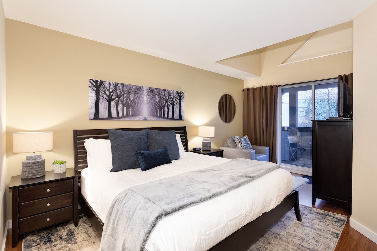 - غرفة النوم رقم 1 – سرير كبير مع ديكور دافئ وألوان ناعمة تخلق ملاذًا هادئًا  
- تصميم مريح مع منطقة جلوس وإضاءة طبيعية مثالية للإقامات المريحة  
- تدعم الملمس الجذاب والتصميم الهادئ ليالٍ مريحة لكل ضيف  
