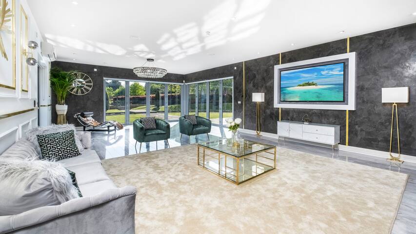 10,000sf 7-Bed London Mansion, Heated Pool, Cinema gallery image 3
