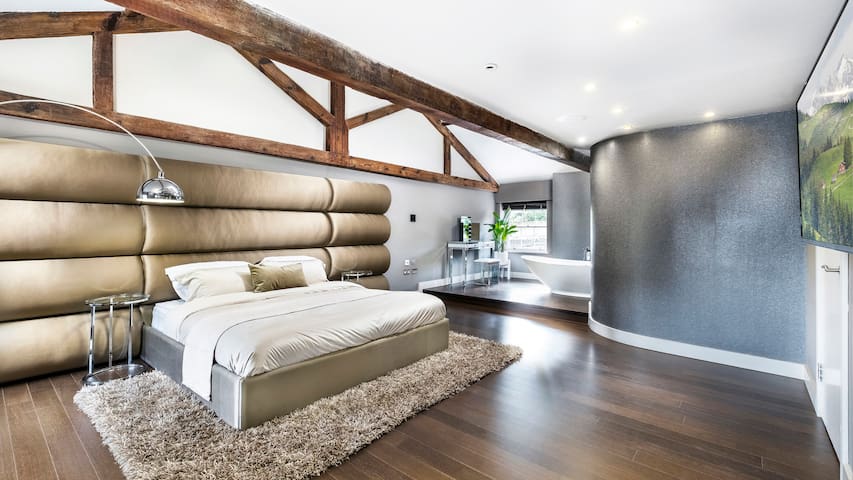 10,000sf 7-Bed London Mansion, Heated Pool, Cinema gallery image 5