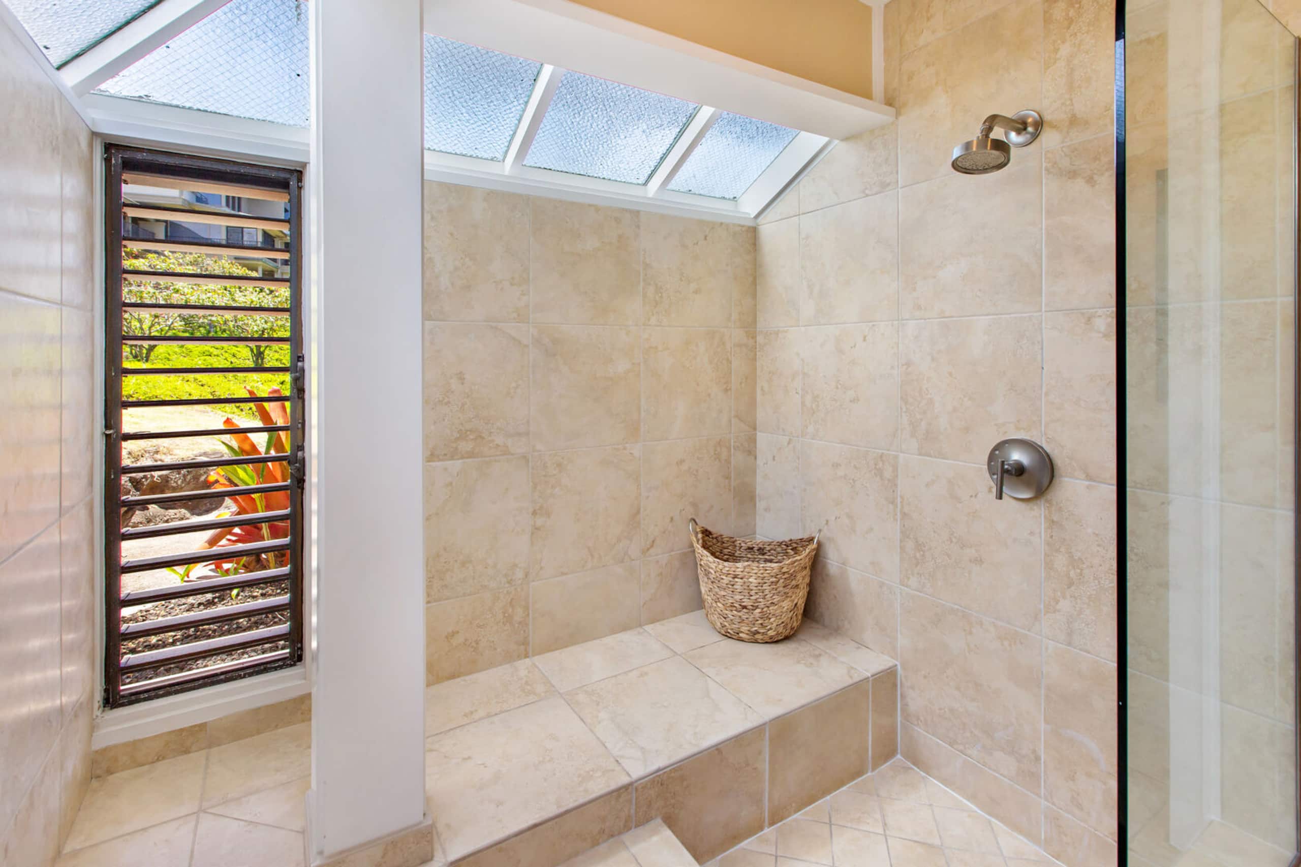 Condo in Lahaina · ★4.85 · 1 bedroom · 2 beds · 2 baths - Image 27