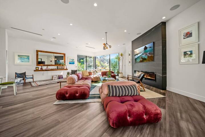 Luxurious 5BR Tri-Level Retreat in Hollywood Hills gallery image 4