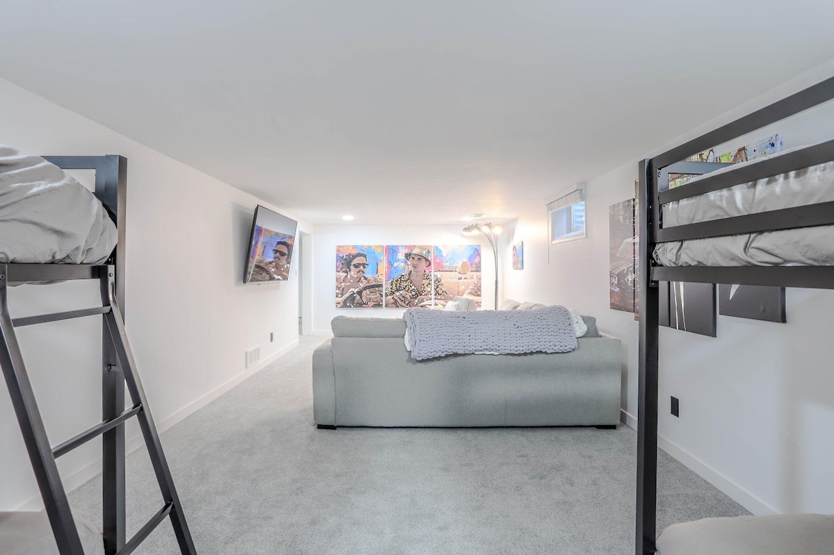 Filmová a poschodová izba (4 Twin X L+ Sofa Couch +72in TV)