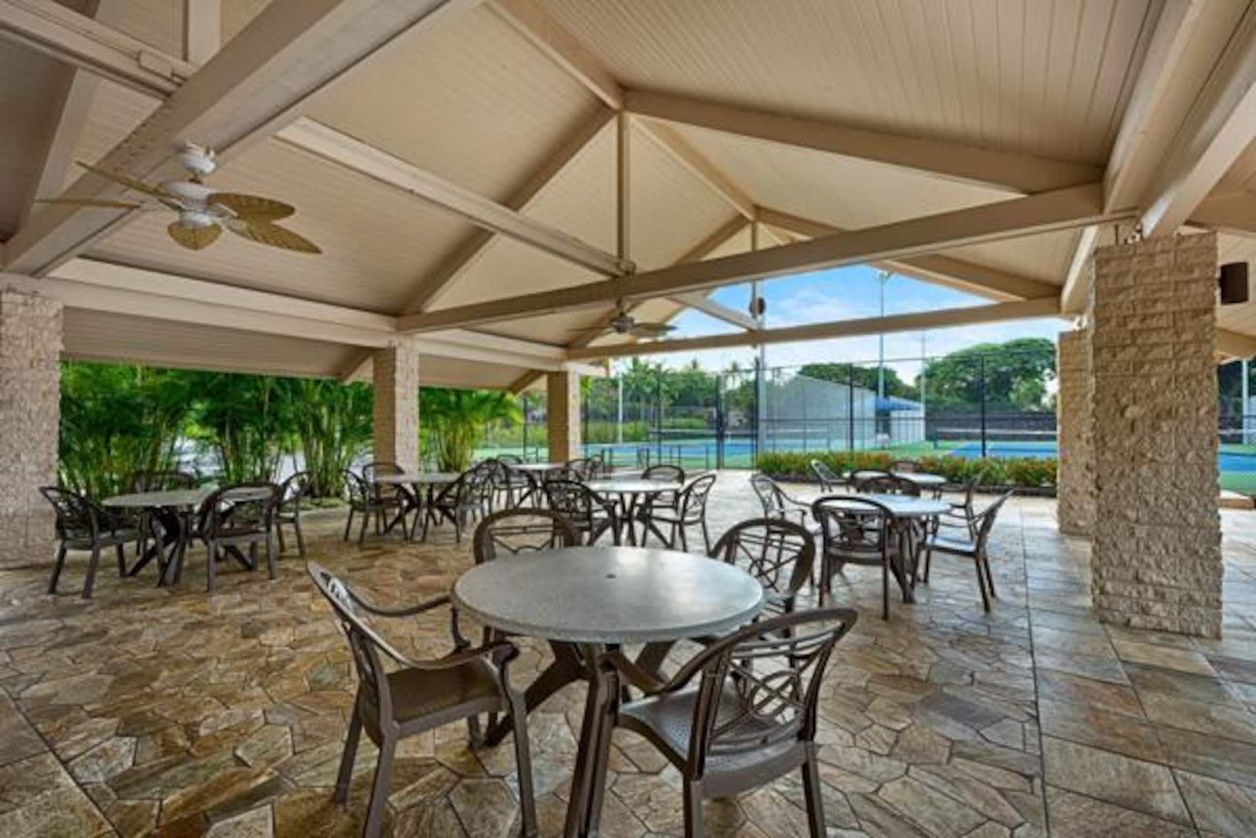 Condo in Kailua-Kona · ★4.53 · 3 bedrooms · 5 beds · 2 private baths - Image 32