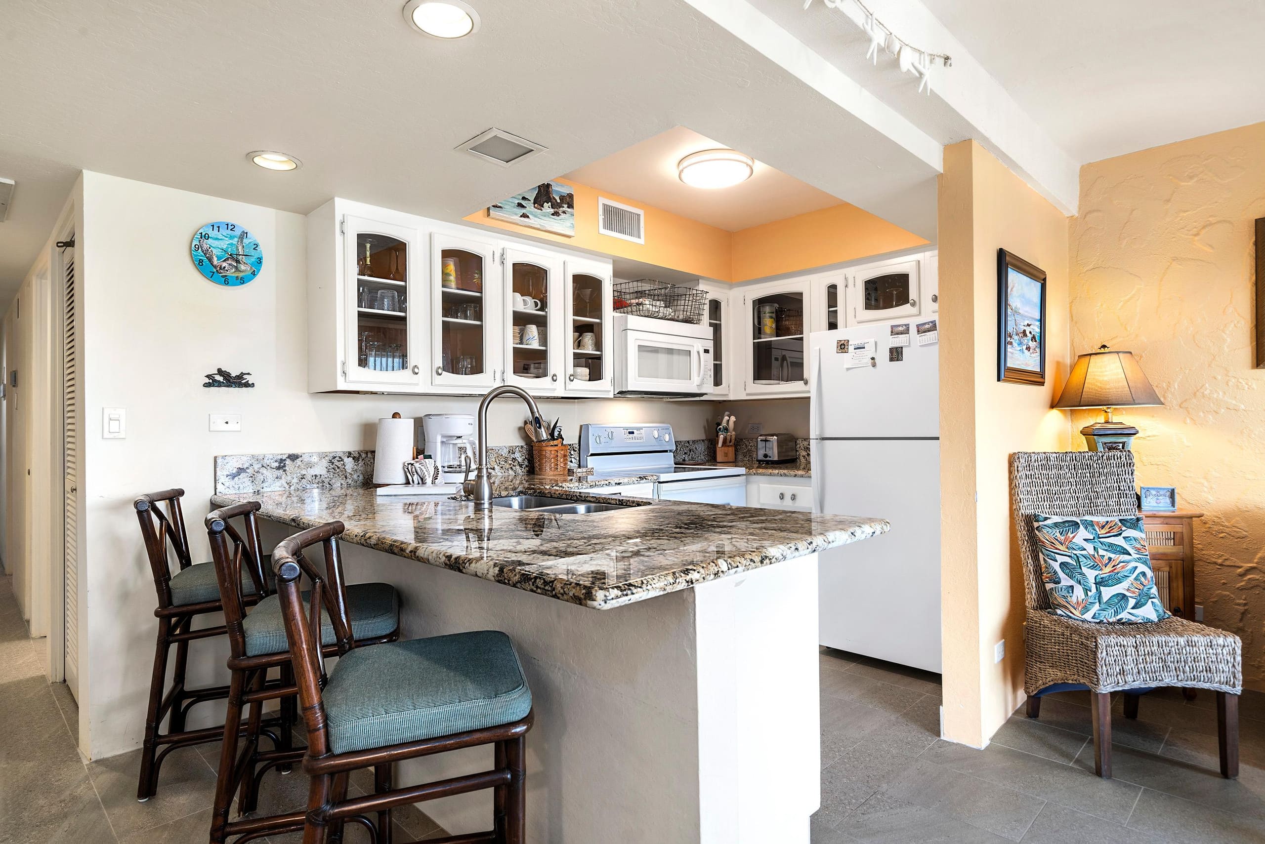 Condo in Kailua-Kona · ★4.65 · 1 bedroom · 2 beds · 1 private bath - Image 8